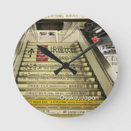 Osaka Japan Bahnhof Treppe Runde Wanduhr