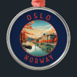 Oslo Norwegen Retro Distressed Circle Ornament Aus Metall<br><div class="desc">Oslo Retro Vektor Reise Design. Oslo,  die Hauptstadt Norwegens,  liegt an der Südküste des Landes,  an der Spitze des Oslofjords.</div>