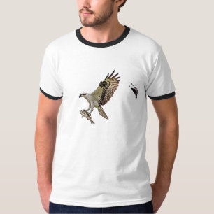 Osprey, der durch eine rotgeflügelte Amsel gejagt T-Shirt