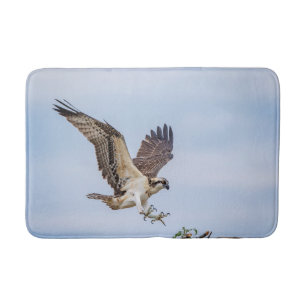 Osprey Landung im Nest Badematte