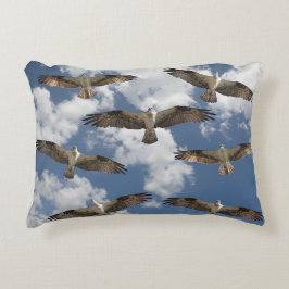 Osprey-Parade am Himmel Dekokissen