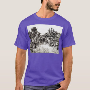 Ost und West schütteln die Hände am Ende der letzt T-Shirt