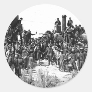 Osten-und rüttelnde Westhände am Legen der letzt Runder Aufkleber