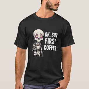 Osteopath, der erste Kaffee Lover Skelett müde T-Shirt