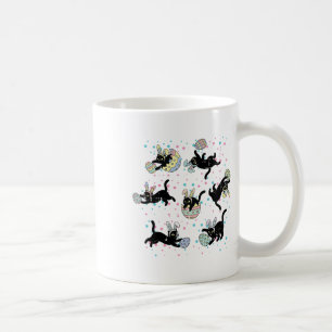 Oster-Schwarze Katze posiert mit Hasenohren Eiern  Kaffeetasse