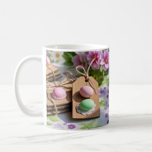 Ostereier auf Gartentisch Kaffeetasse (Links)