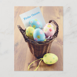 Ostereier in einem Korb mit Notizzettel Postkarte
