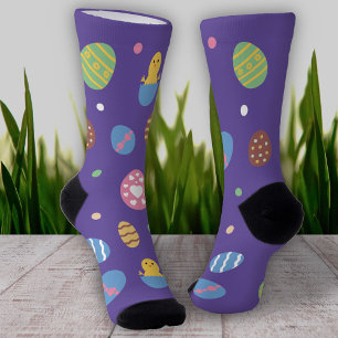 Ostereier, Polka-Docks und Küken auf Lila Socken