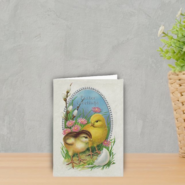Ostergrüße Gelbe Chicks Blume Feiertagskarte (Cute vintage yellow Easter chicks hatched from egg on blue white with flowers Easter Greeting Card.)