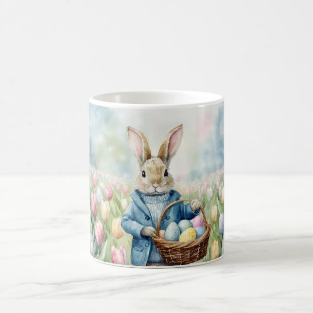 Osterhase auf einer Wiese Kaffeetasse (Mittel)