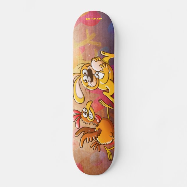 Osterhase, der ein Ei von einer wütenden Henne Skateboard (Vorderseite)