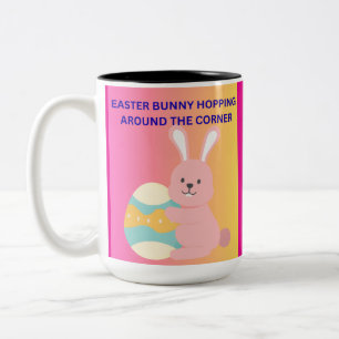 Osterhase hoppelt um die Ecke Zweifarbige Tasse