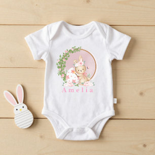 Osterhase im Garten personalisiertes Baby-Body Baby Strampler