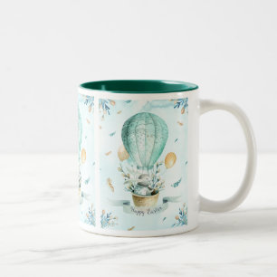 Osterhase in einem Korb und Frühjahrsballon Zweifarbige Tasse