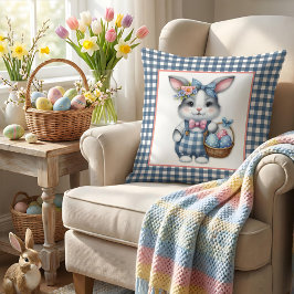 Osterhase mit Korb voller Eier auf blauem Gingham Kissen
