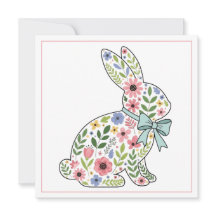Osterhase mit rosa und blauen Wildblumen
