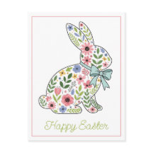 Osterhase mit rosa und blauen Wildblumen