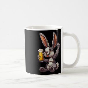 Osterhase trinkt kalten Bier zum Männertag Kaffeetasse