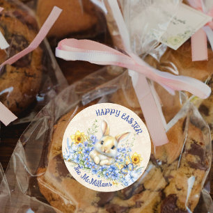 Osterhase und blaue Blumen mit gelben Osterglocken Runder Aufkleber