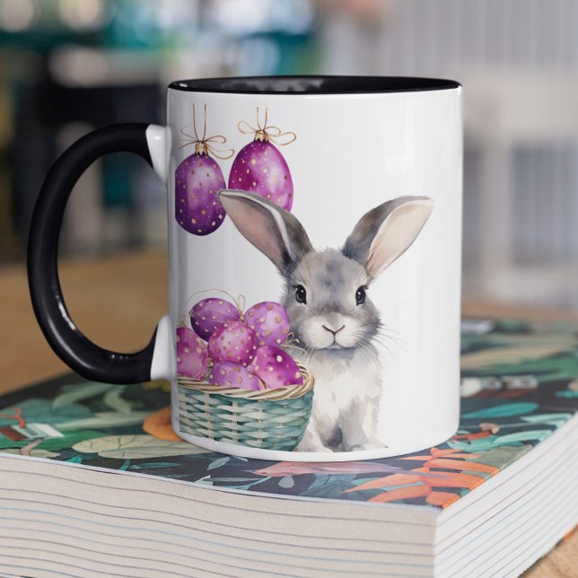 Osterhase und Getreideeier im Korb Tasse (Happy Easter customizable two toned coffee mug with cute bunny and polka dotted Easter eggs. )