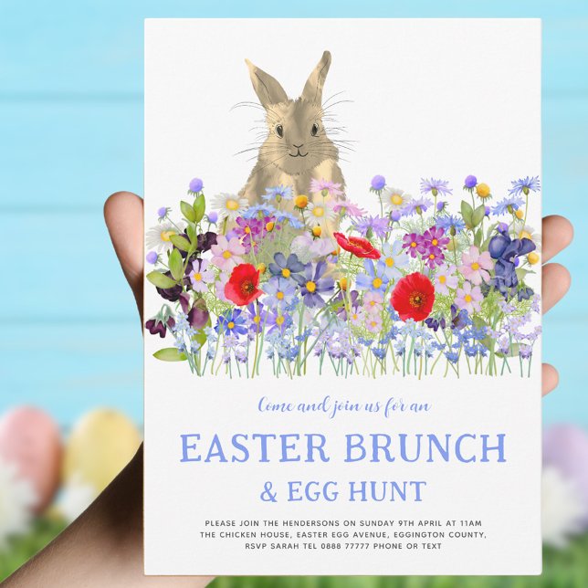 Osterhase und Wildblumen Ei-Jagd und Brunch Einladung (Easter brunch and egg hunt invitation with colorful watercolor wildflowers and cute Easter bunny )