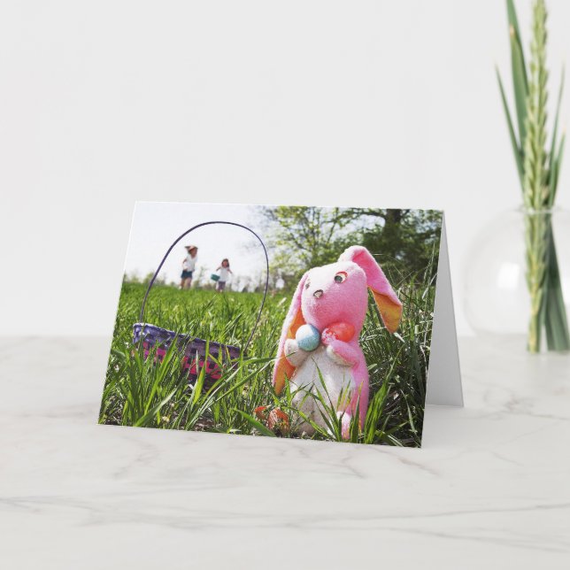 Osterhase von Kindern gefangen Osterkarte Feiertagskarte (Vorderseite)