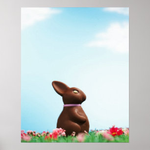 Osterhasen aus Schokolade unter Blumen im Gras, Poster