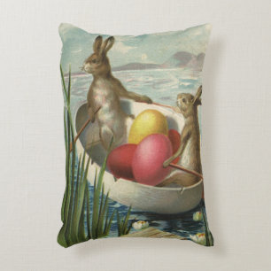 Osterhasen im Vintage-Stil in einem Boot mit Oster Dekokissen