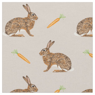 Osterhasen und Karotten auf Beige Stoff