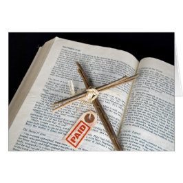 Osterkreuz und Preisschild in der Bibel