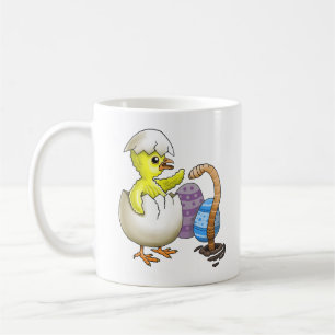 Osterküken beim Schlüpfen Kaffeetasse