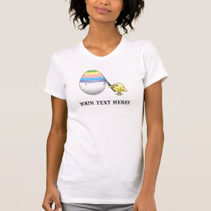 Osterküken malt ein buntes Osterei T-Shirt