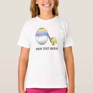 Osterküken malt ein buntes Osterei T-Shirt
