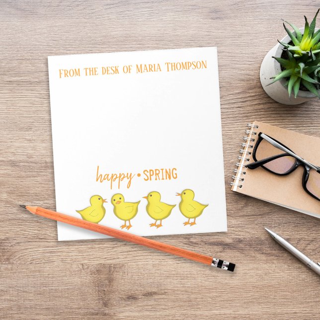 Ostern Chic Frühling Whimsical  Notizblock (Happy Spring personalized desk paper with cute yellow chicks and seasonal header.)