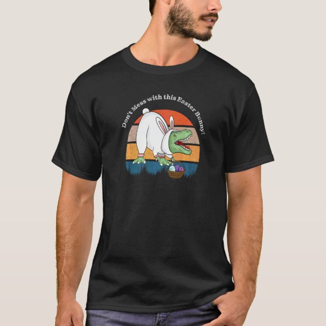 Ostern Rex nicht mit Dinosaurier in Osterbrunnen v T-Shirt (Vorderseite)