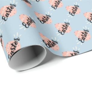 Osterpapier mit rosa Ostereiern auf hellblauem Hin Geschenkpapier