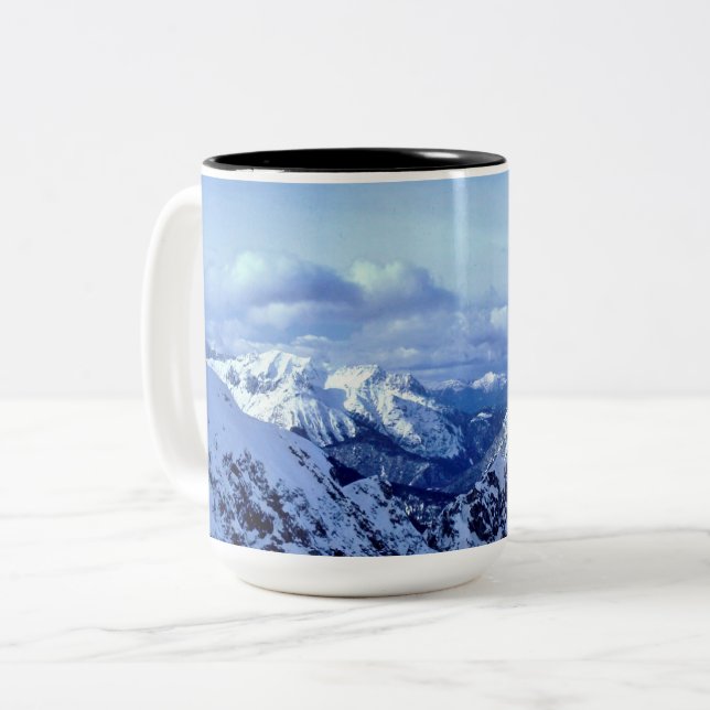 Österreichische Alpen im Winter Zweifarbige Tasse (Vorderseite Links)