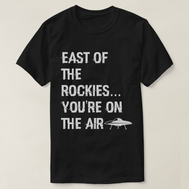 Östlich des Rockies Art Bell Sprichworts T-Shirt (Design vorne)