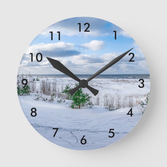 Ostseeküste im Winter schneebedeckt Runde Wanduhr (Vorderseite)