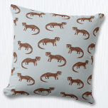Otter Kissen<br><div class="desc">Ein niedliches und verdächtig aussehendes Otter-Muster auf einem Enteneierblau-Hintergrund für Wildleute. Originelle Kunst von Nic Squirrell.</div>