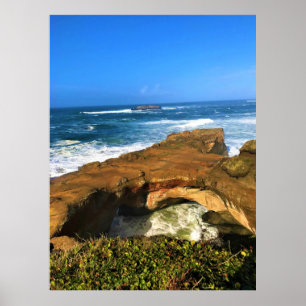 Otter Rock at Devil's Punchbowl Staat Park, Oregon Poster
