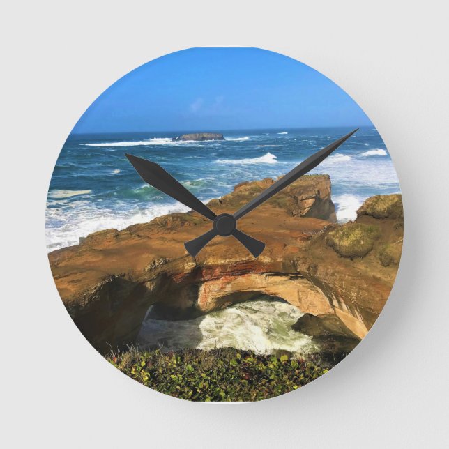 Otter Rock at Devil's Punchbowl Staat Park, Oregon Runde Wanduhr (Vorderseite)