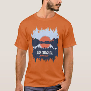 Ouachita-See Arkansas See mit Berg und Kiefer T-Shirt