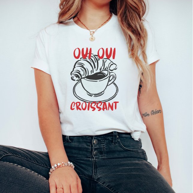 Oui Oui Croissant – Cute French Breakfast Coffee T-Shirt (Von Creator hochgeladen)