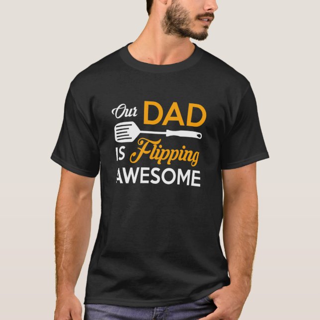 Our Dad is Flipping Awesome Grill Daddy Fathers Da T-Shirt (Vorderseite)