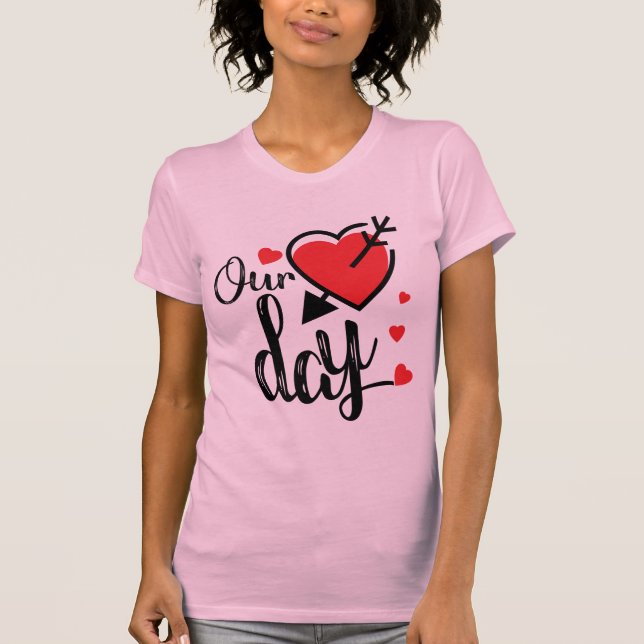 Our Day Cute Heart & Arrow Romantic Valentine T-Shirt (Vorderseite)