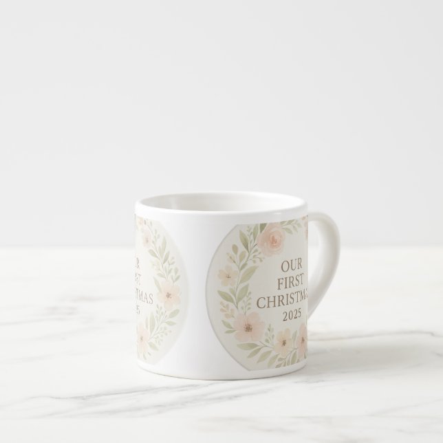 Our First Christmas 2025 Mug – Cute Holiday Keepsa Espressotasse (Vorderseite Rechts)