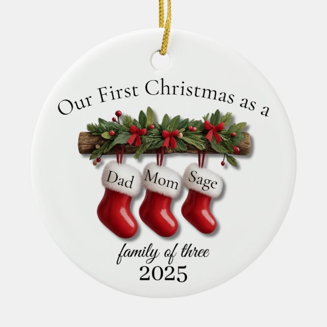 Our First Christmas as a Family of Three 2025 Keramik Ornament (Vorne)