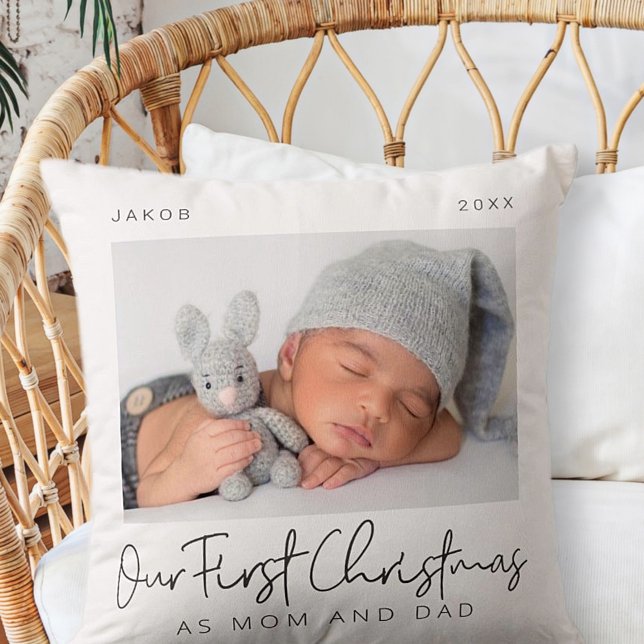 Our First Christmas as Mom & Dad Modern Minimalist Kissen (Von Creator hochgeladen)