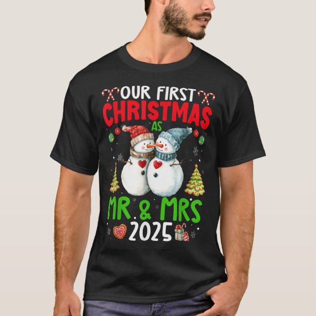 Our First Christmas As Mr  Mrs 2025 Couple  T-Shirt (Vorderseite)